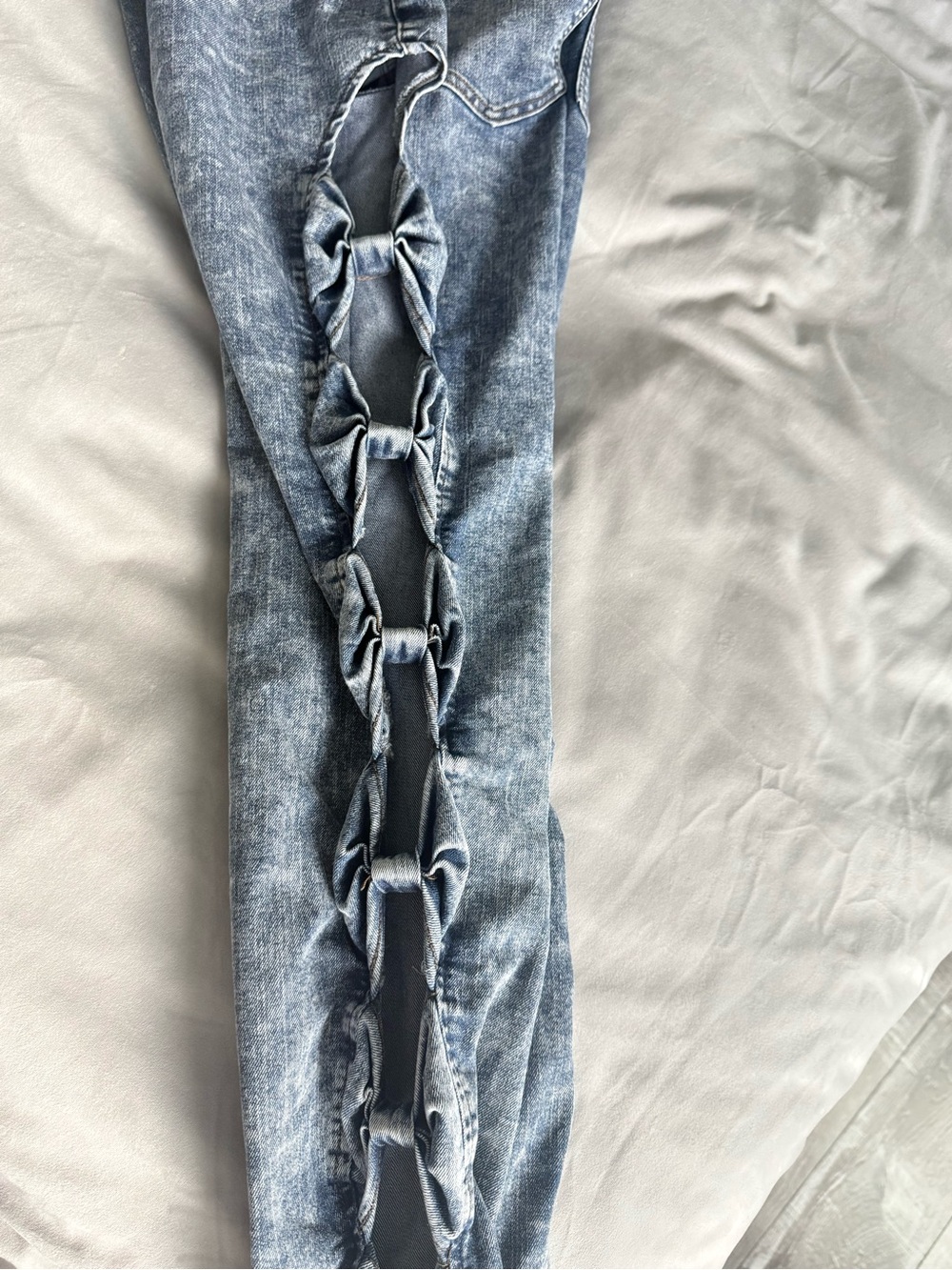 VENUS Acid Wash Blue Bow tie Cutout Jeans size 4 - Picture 2 of 6